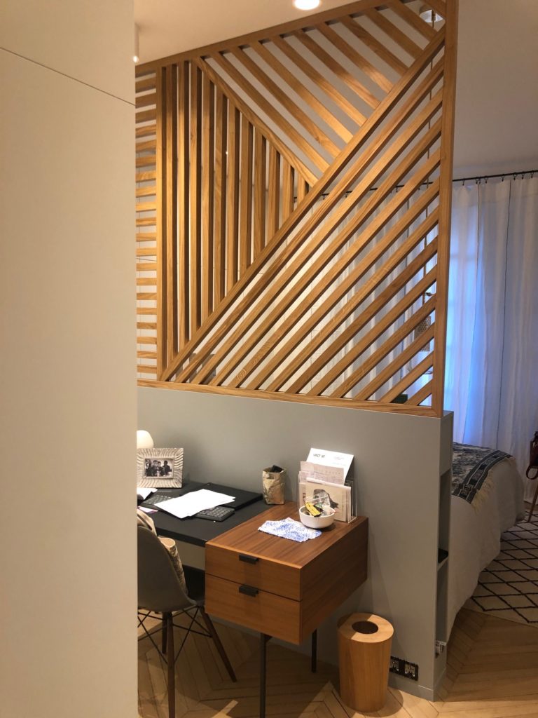 Espace Tête de lit avec claustra et bureau