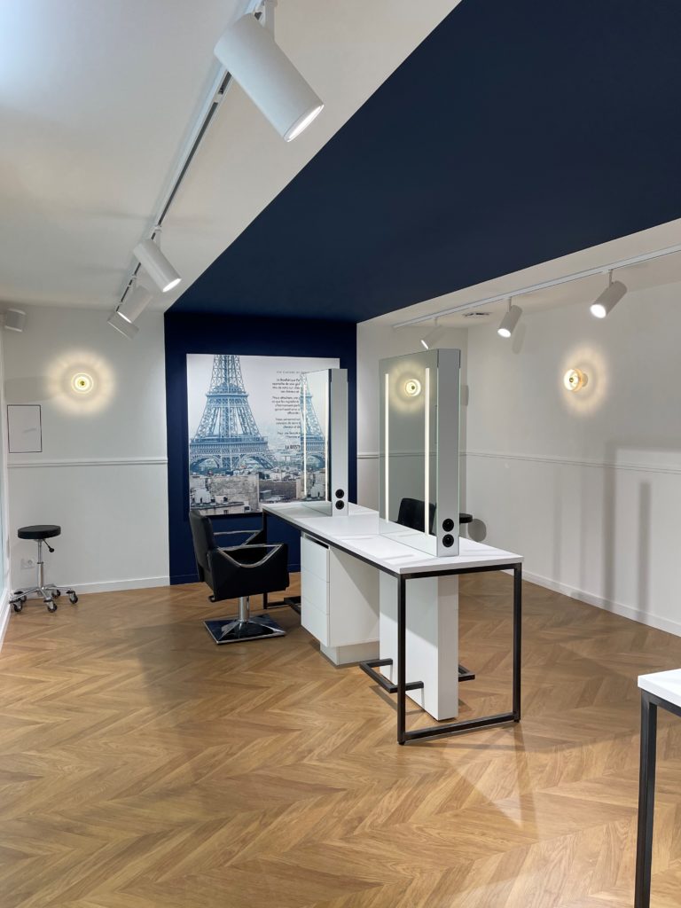 Aménagement d’un salon de coiffure au bord de la mer